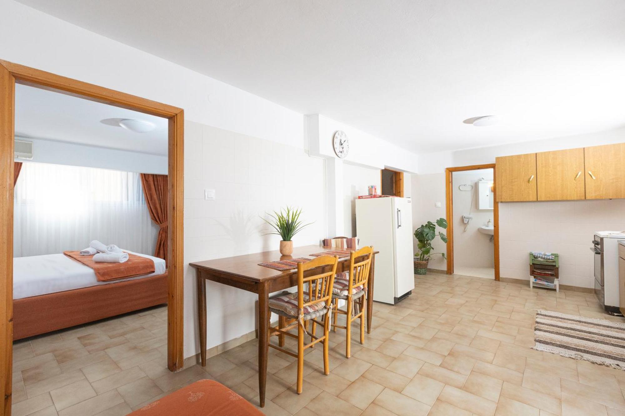 Oelia Rooms & Apartments Agia Marina  Exteriör bild