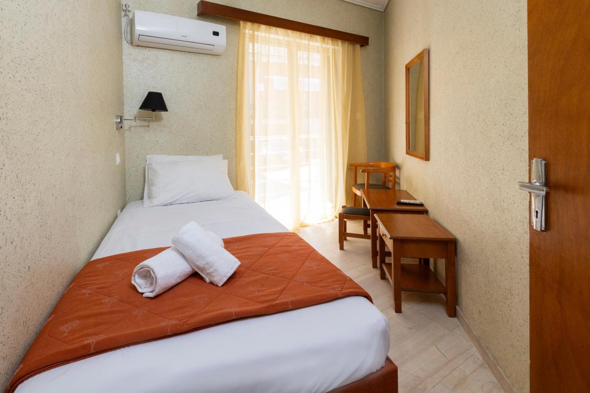 Oelia Rooms & Apartments Agia Marina  Exteriör bild