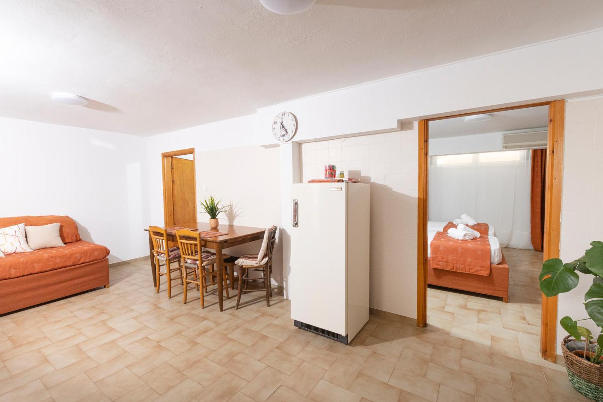 Oelia Rooms & Apartments Agia Marina  Exteriör bild